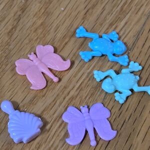 1/5$ 4/15$ 6/20$ Barbie Colorful Plastic Insect and Frog Toys